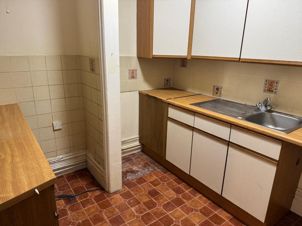 Lot: 129 - FREEHOLD ARRANGED AS TWO DWELLINGS WITH PARKING - Ground floor flat kitchen